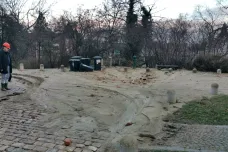 Domy v pražských Střešovicích vyplavil prasklý vodovod, zbytek čtvrti o vodu na den přišel