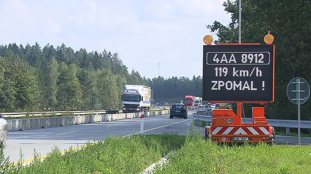 Nový rada ukazuje překročení rychlosti i značku