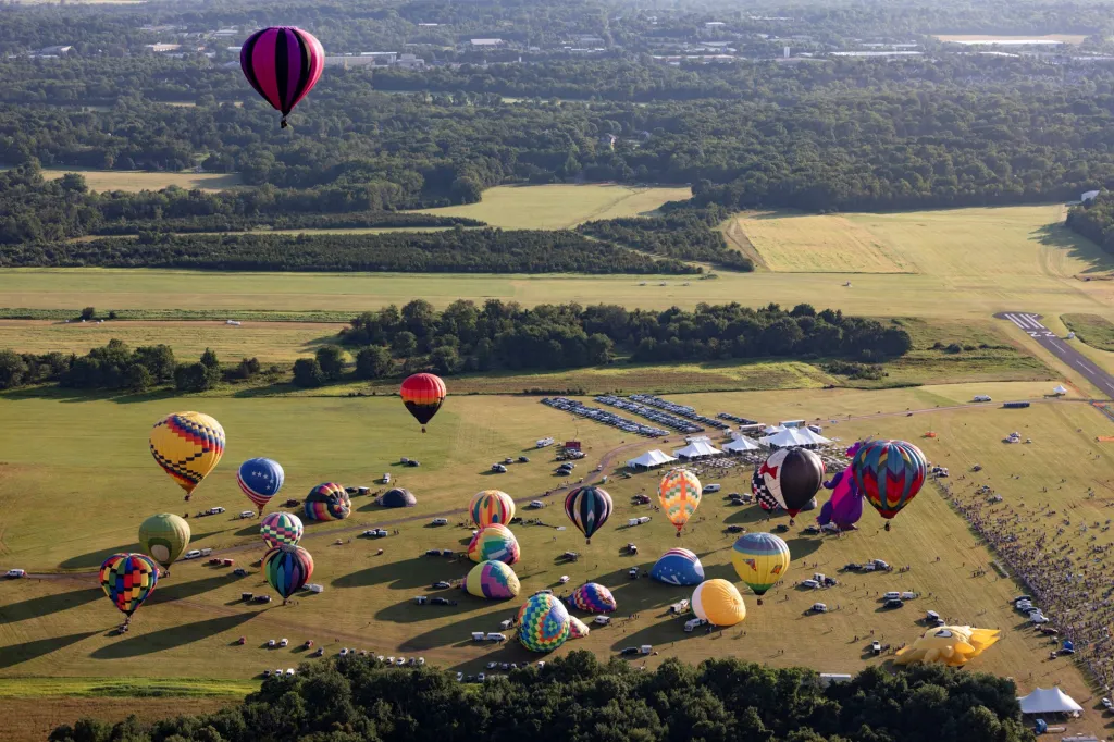 Festival balónového létání v New Jersey. Na nebi se tento rok objevilo 58 balónu různých tvarů i velikostí
