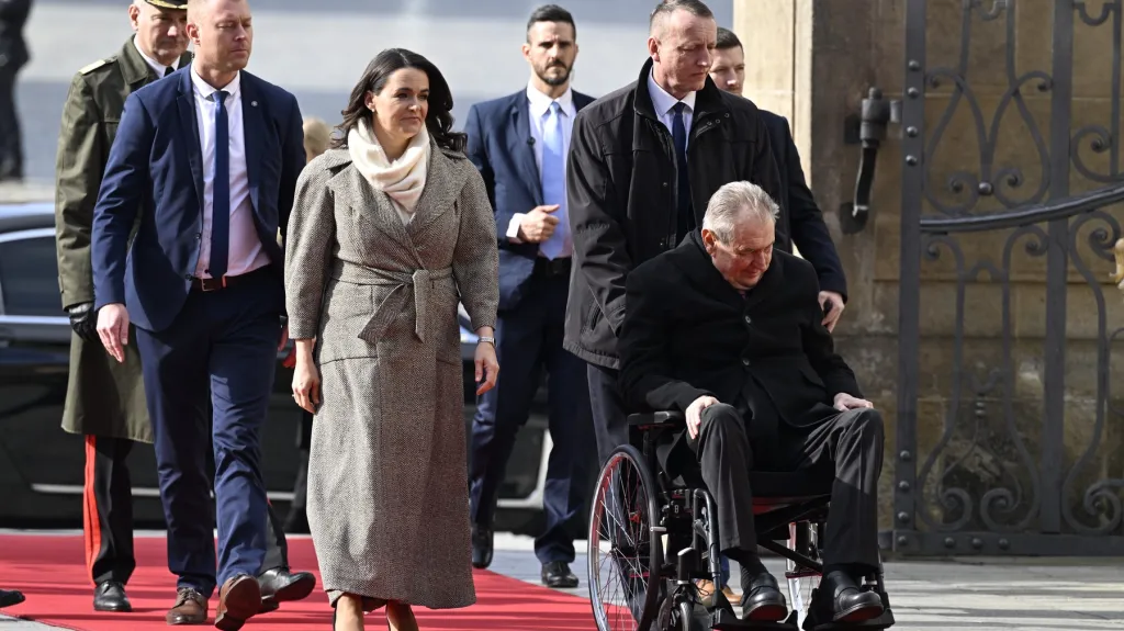 Katalin Nováková s Milošem Zemanem po příjezdu maďarské prezidentky na Hrad