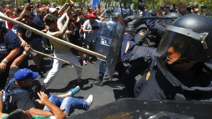 Střet demonstrantů s policií