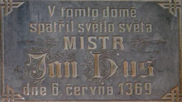 Pamětní deska Mistra Jana na jeho rodném domě v Husinci