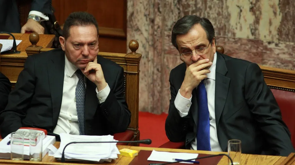Řecký ministr financí Yannis Stournaras a premiér Antonis Samaras (zleva)