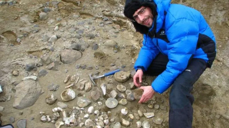 Paleontolog při práci na nalezišti