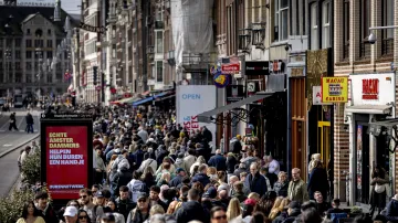 Ulice Damrak, jedna z nejrušnějších ulic v Amsterdamu