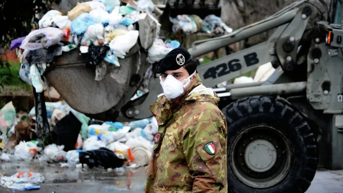 Do Neapole byla kvůli odpadkům povolána armáda