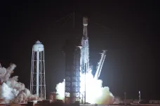 Nejobtížnější mise v historii SpaceX odstartovala. Muskův Falcon Heavy vypustí 24 družic na 3 dráhy