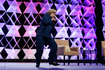 Hillary Clintonová se při řečnění musela vyhnout letící botě