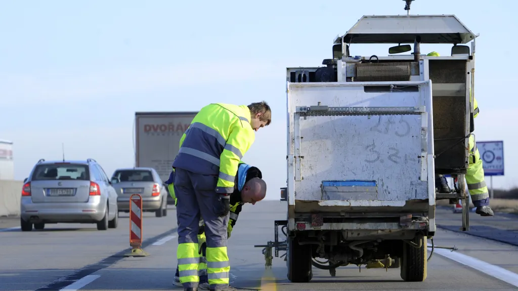 Během uzavírky vznikají v pravém pruhu provizorní žluté čáry