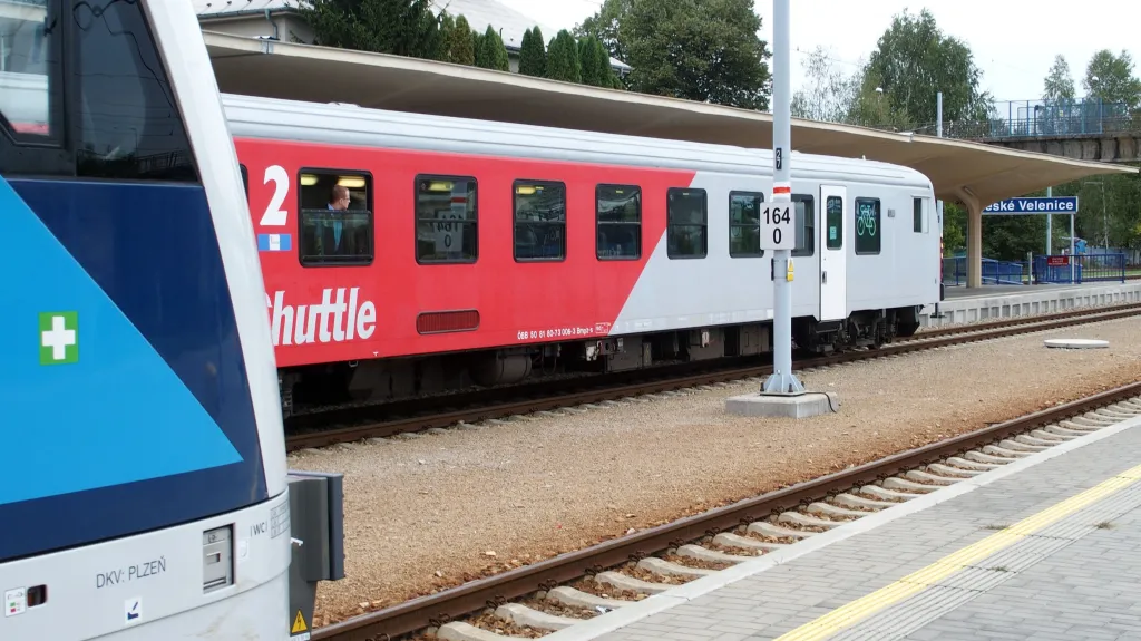 Regionálními vlaky a s přestupem v Českých Velenicích – jediná cesta vlakem z Českých Budějovic do Dolního Rakouska.