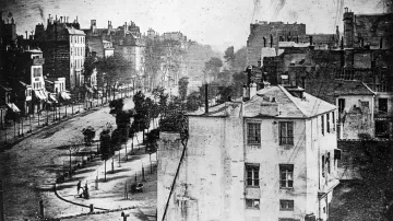 Daguerrův snímek pařížské ulice Boulevard du Temple z roku 1838 je první fotografií s živým člověkem v záběru.