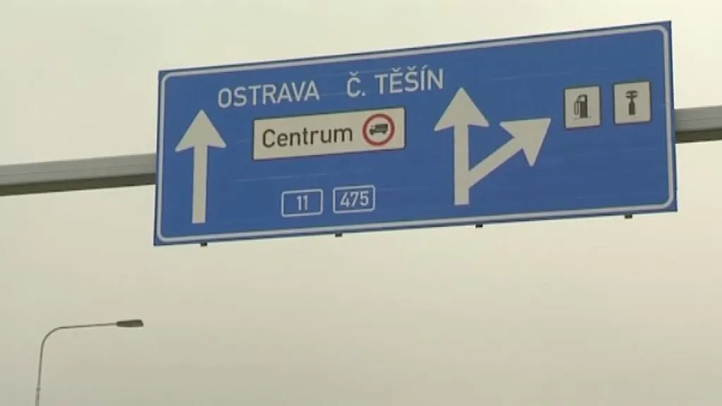 Cedule na kruhovém objezdu