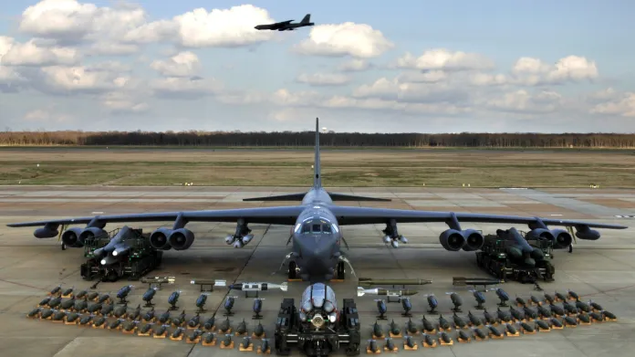 B- 52 s výzbrojí, kterou je schopná nést