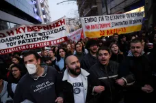 Řekové demonstrovali kvůli vlakovému neštěstí, počet mrtvých se blíží šedesáti