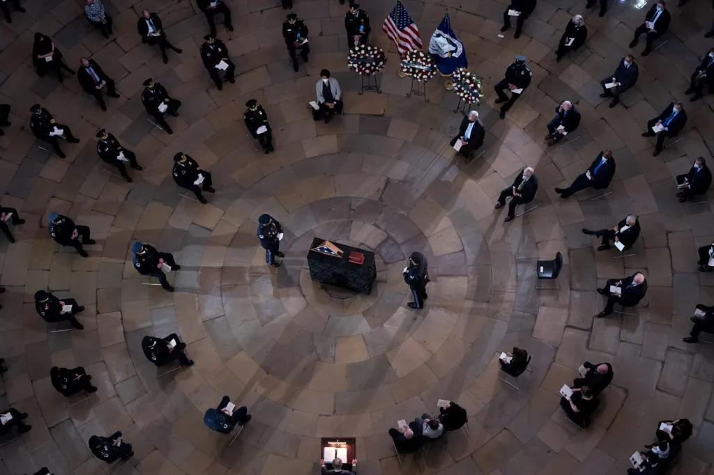 V rotundě amerického Kapitolu ve Washingtonu se uskutečnila smuteční tryzna za policistu Briana D. Sicknicka, který podlehl zraněním během zásahu proti skupině demonstrantů, kteří vnikli do budovy Kapitolu několik dní před inaugurací prezidenta Joea Bidena