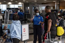 Koronavirus ve světě: USA ponechají přísné cestovní restrikce, Francie přijala covidový zákon