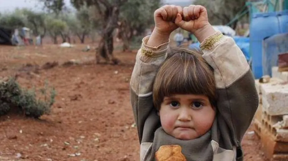 Čtyřletá syrská holčička se vzdává fotografovi