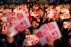Desetitisíce Jihokorejců v ulicích Soulu volaly po odstoupení prezidentky