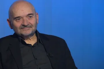 Neblbněte a nezblbněte, radí zpívající básník Jan Burian