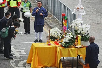 Počet obětí požáru v Hongkongu dál roste. Přibývá také zadržených