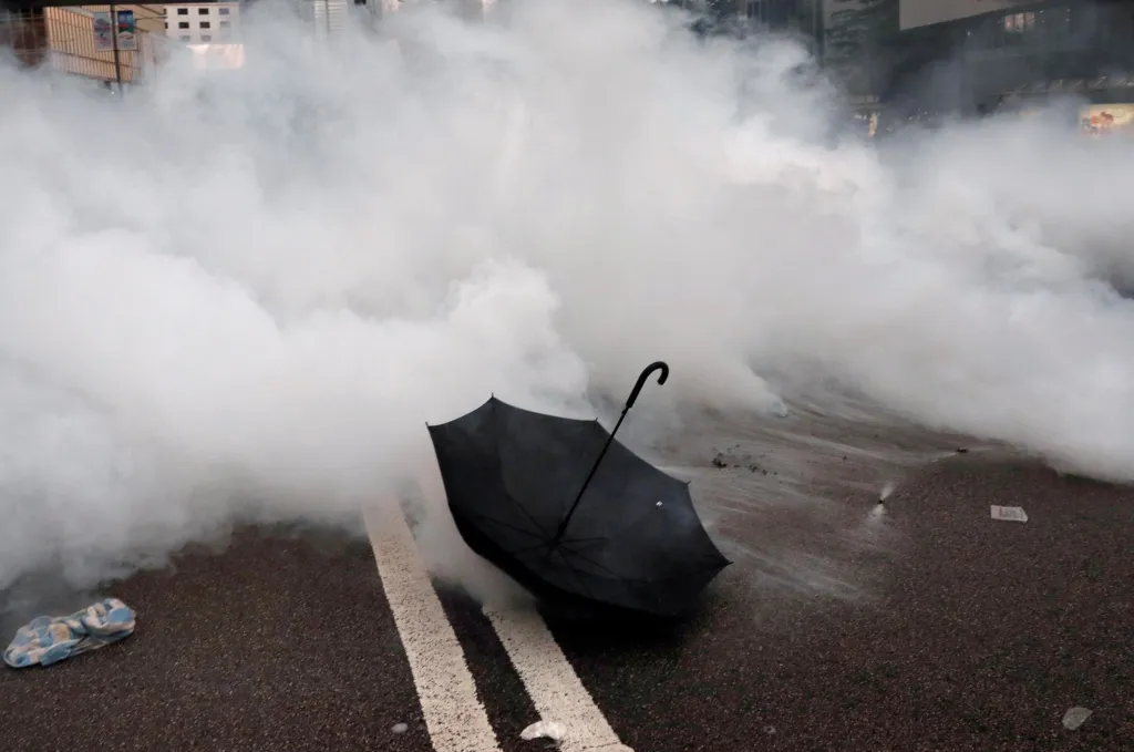 Po potyčkách s policií se některé ulice vylidnily a napětí se přeneslo do jiných oblastí Hongkongu