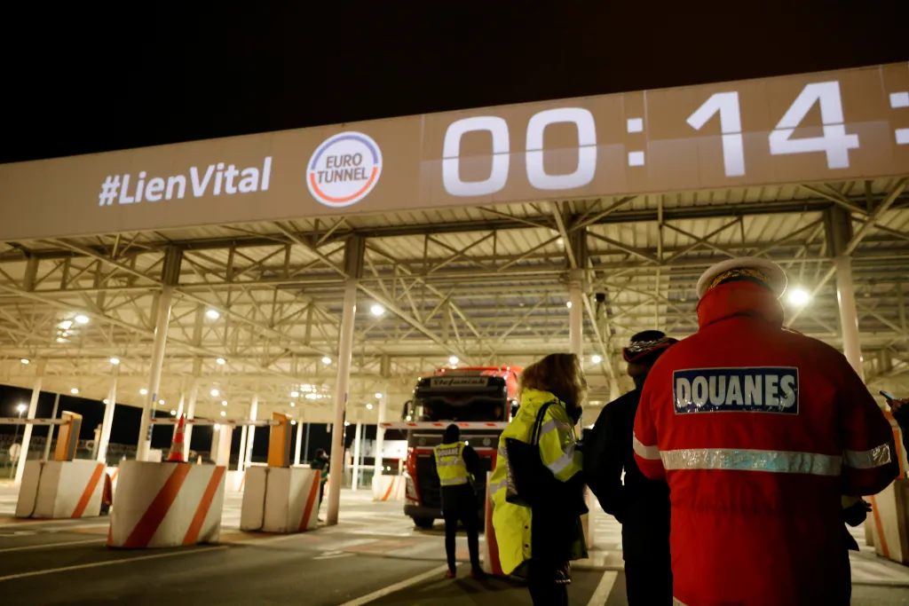První kamiony opouštějí novou celní hranici Eurotunelu v Calais krátce po půlnoci, kdy Velká Británie formálně opouští Evropskou unii, Francie (1. ledna 2021)