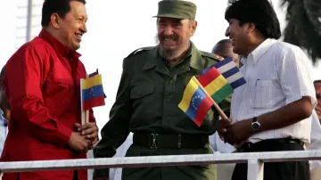 Tehdejší prezidenti Venezuely, Kuby a Bolívie - Hugo Chávez, Fidel Castro a Evo Morales v roce 2006
