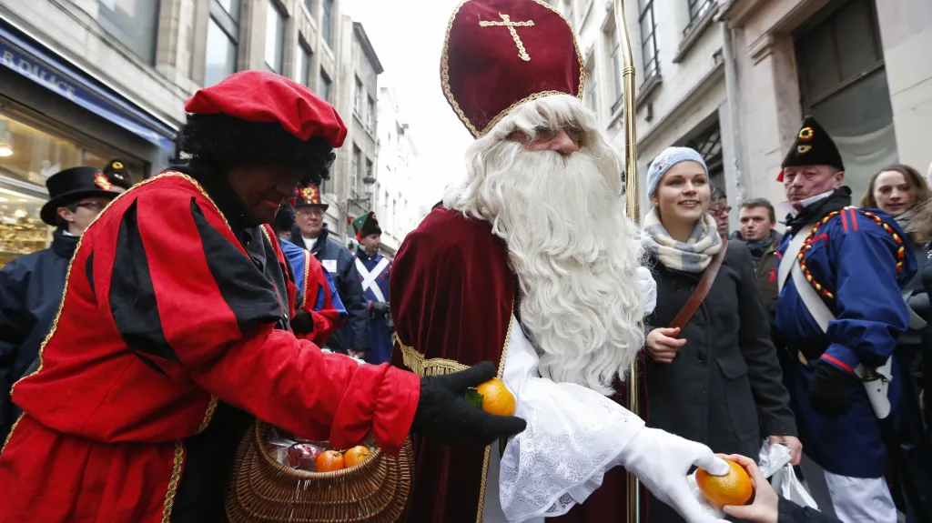 Černý Petr s Mikulášem rozdávají v bruselských ulicích dětem ovoce