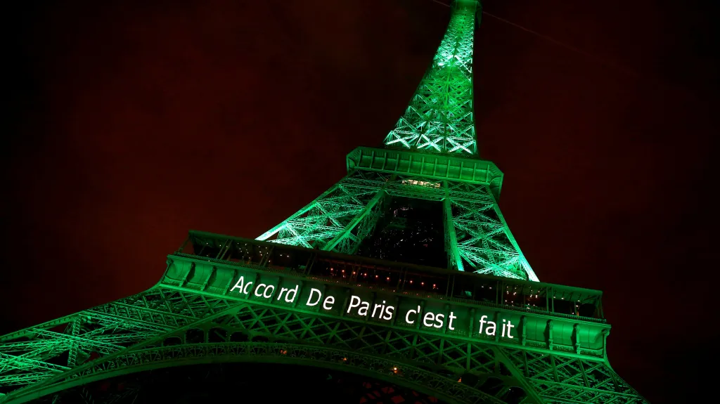 Eiffelova věž se zbarvila do zelené