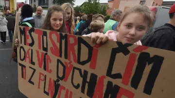 Desítky lidí protestovaly 17. května 2018 v Dolním Benešově
