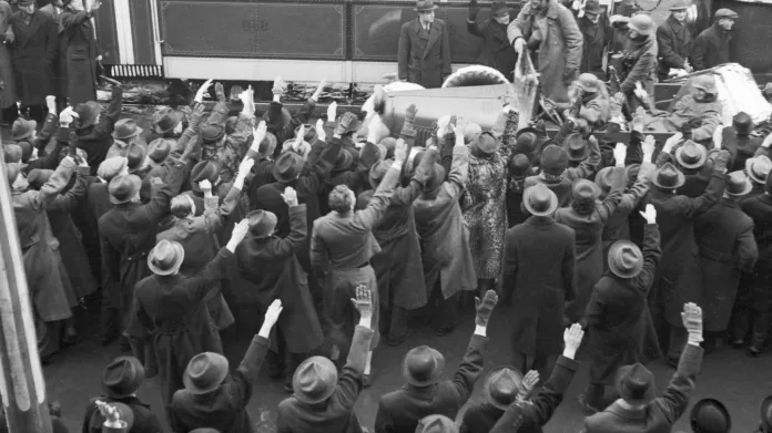 Březen 1939: Pražané vítají hitlerovská vojska