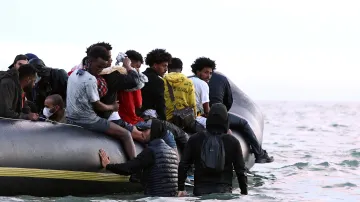 Skupina migrantů na nafukovacím člunu