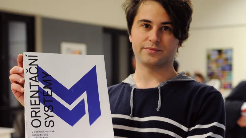 Pavel Coufalík s publikací, za níž získal Národní cenu za studentský design