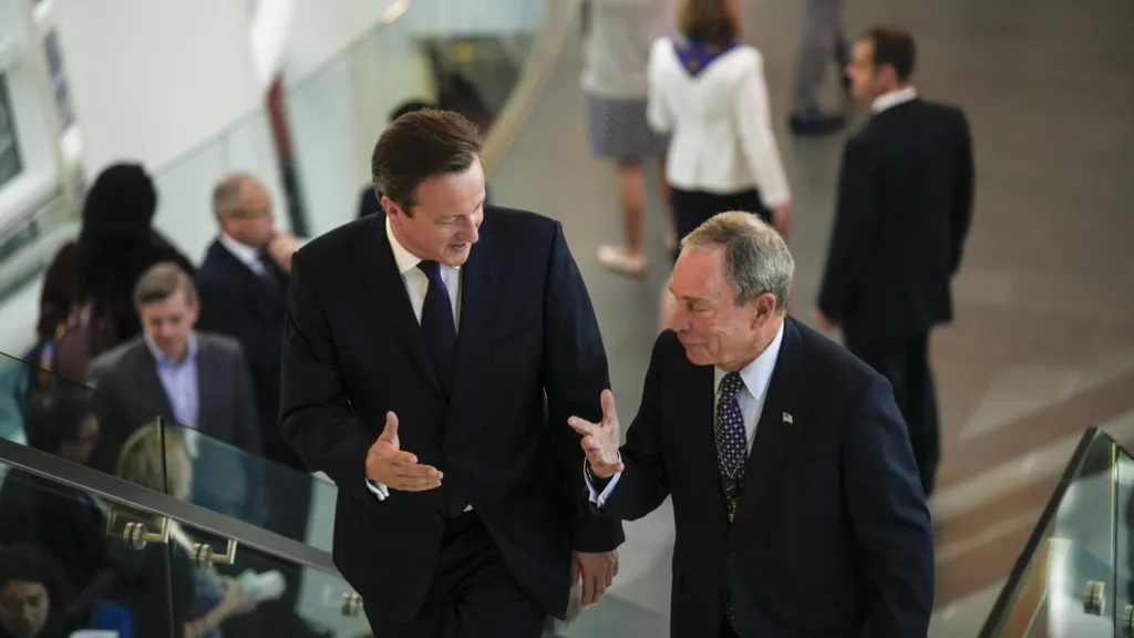 Odlehčený rozhovor mezi Cameronem a Bloombergem