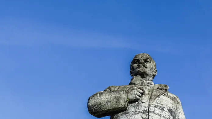 Přítomnost sovětských vojsk nejzřetelněji připomíná trochu smutně působící socha Lenina. Dívá se na zarostlý prostor, kde se kdysi konaly vojenské přehlídky, na rukávu a na rameni mu roste mech