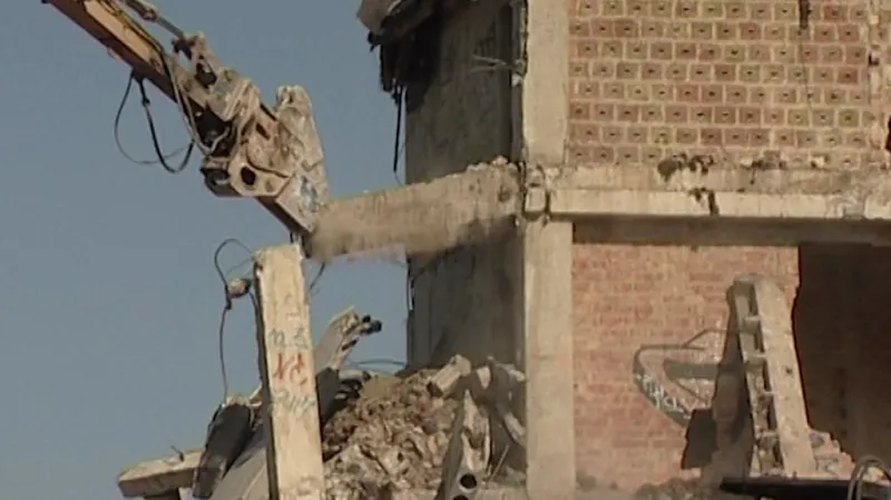 Bourání sektorového centra - archivní záběr