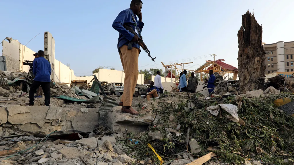 Následky bombových atentátů v somálské metropoli