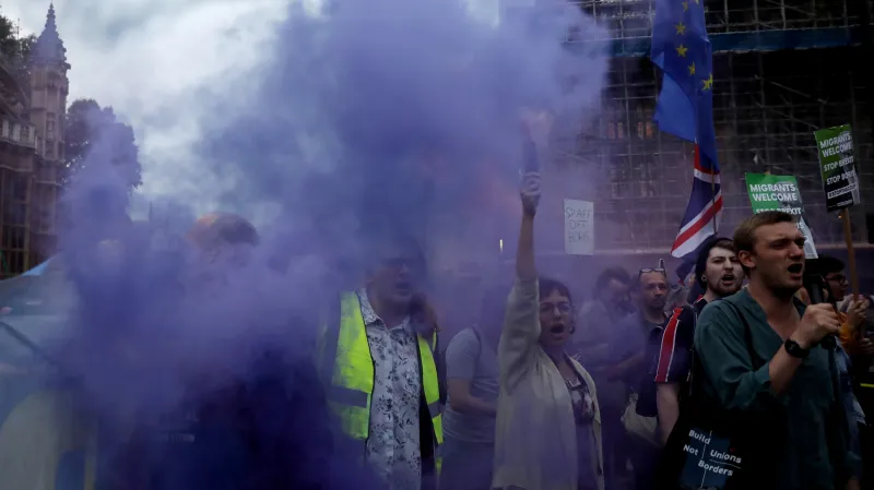 Před parlamentem se večer sešla demonstrace odpůrců brexitu