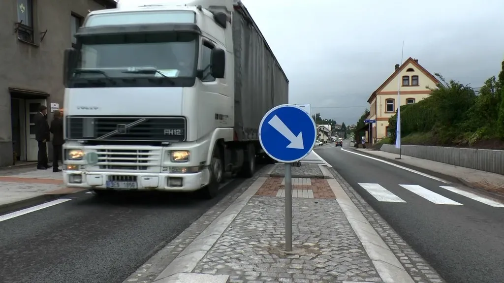 Kamion projíždí zrekonstruovanou silnicí