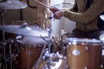 Zlaté české paličky. Udržet bubeníkům rytmus pomáhá malá manufaktura 