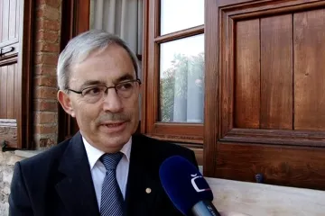 Škrtejte a snižte daně, vzkazuje Evropě nositel Nobelovy ceny