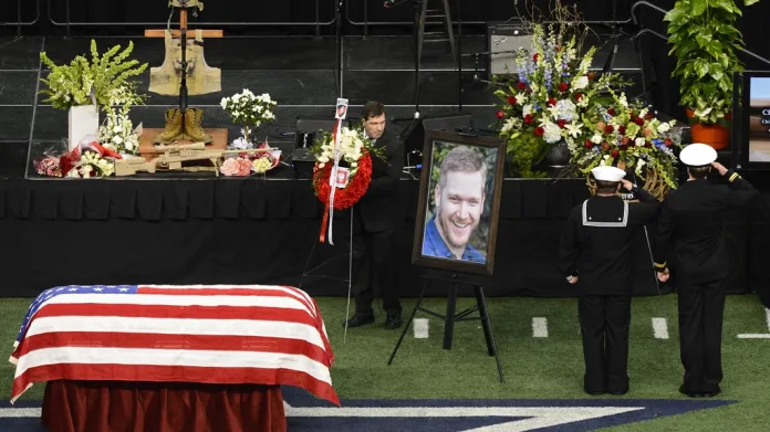 Únor 2013 – Pohřeb Chrise Kylea na stadionu týmu Dallas Cowboys
