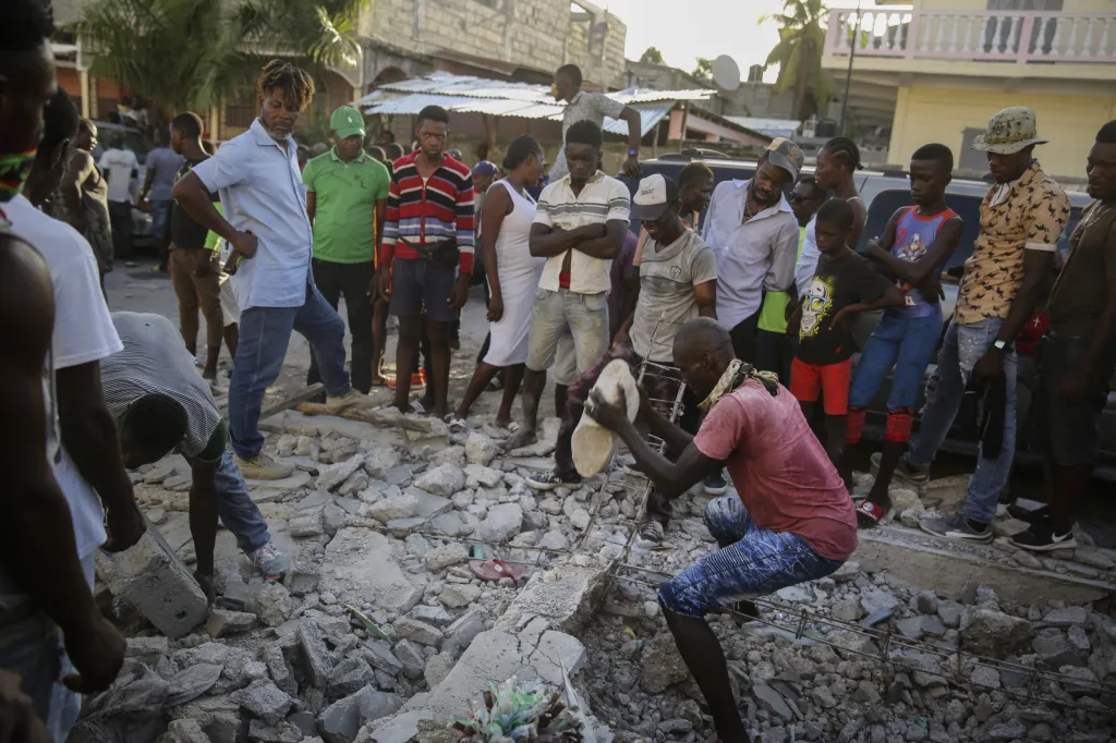 Následky zemětřesení na Haiti, které postihlo jih země, může zkomplikovat příchozí tropická bouře. Fotografie ukazují situaci ve městech Les Cayes a Saint-Louis-du-Sud