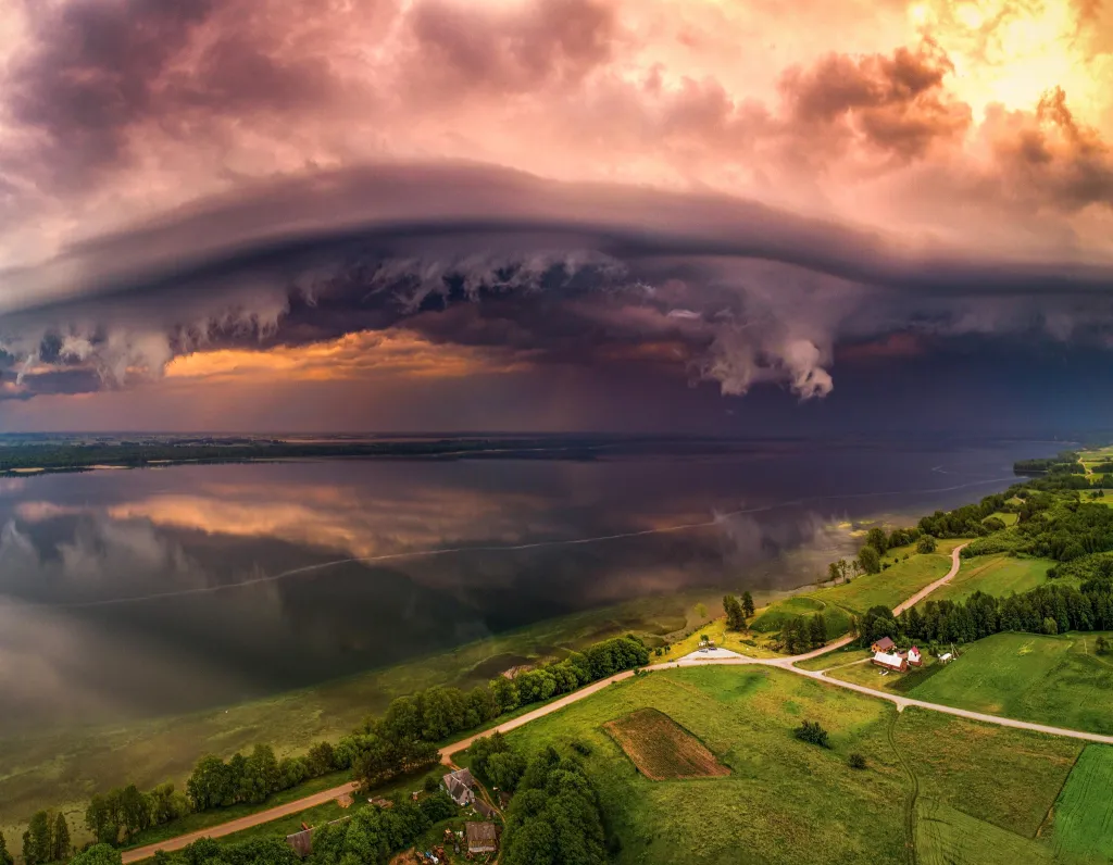 Marius Kunigiskis, Litva: Na prahu bouře

Během klidného dne stráveného u jezera Dusia jsem měl to štěstí, že jsem byl svědkem příchodu dramatické bouřkové fronty. Náhodou jsem byl ve správný čas na správném místě – právě když se nebe začalo zatahovat, rychle jsem vypustil dron a podařilo se mi pořídit několik úchvatných snímků, než bouře propukla v plné síle. Jen pár minut poté, co dron bezpečně přistál zpět na zemi, se nebe rozbouřilo