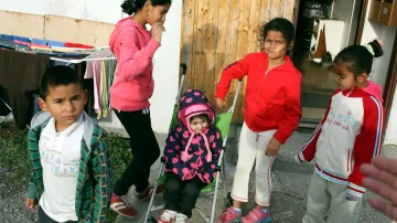 Romské děti před ubytovnou pro sociálně vyloučené