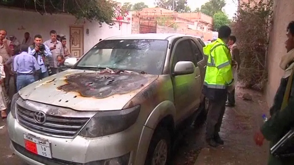 Auto diplomatů poškozené útokem