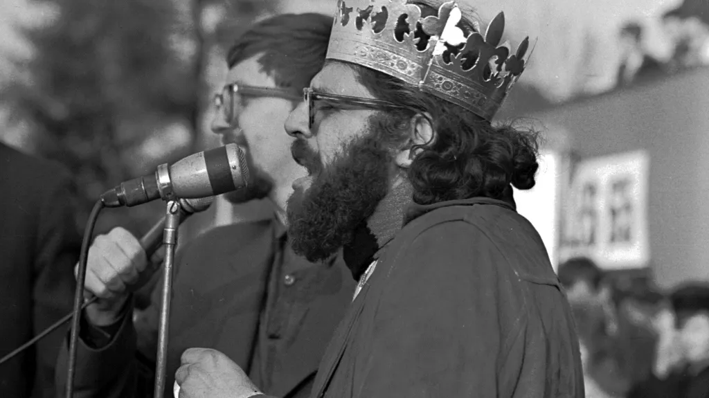 Allen Ginsberg jako král majálesu (1965)