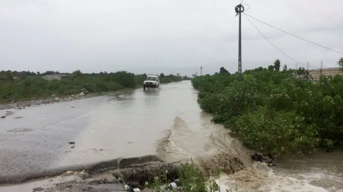 Zatopená silnice v hlavním městě Haiti