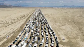 Vozidla opouští pouštní festival Burning Man v Nevadě. Letos účastníky zastihly deště, kvůli kterým nebylo možné festival opustit