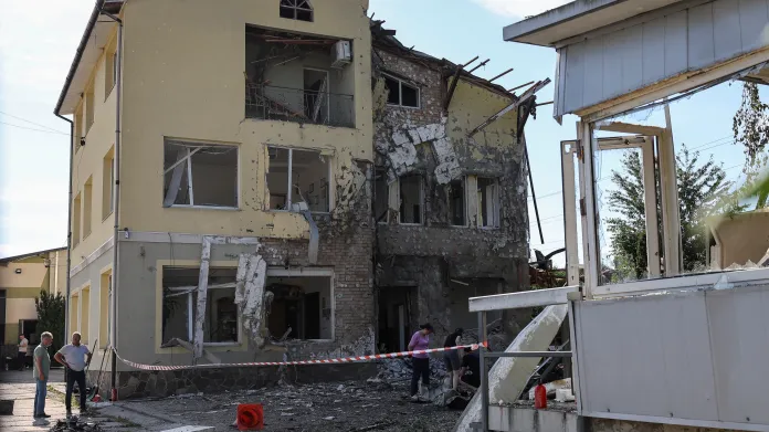 Obytný dům ve Lvově po ruském dronovém útoku